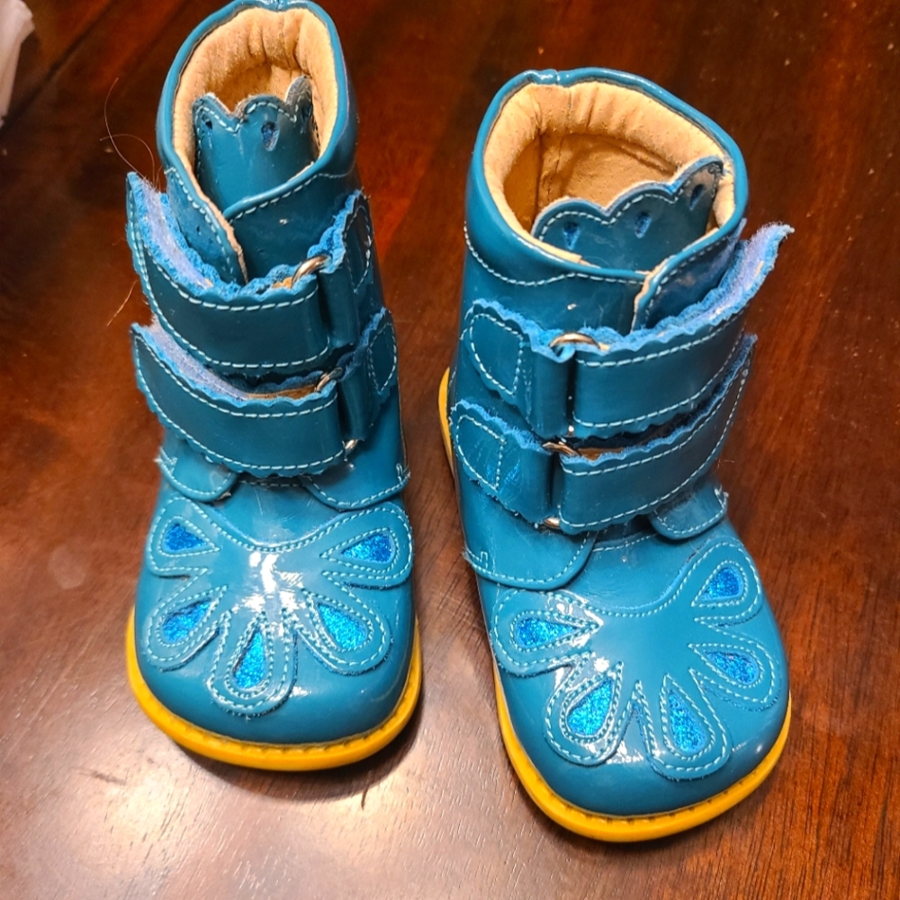 ⚫️SALE ⚫️ Livie & Luca Boots sz5